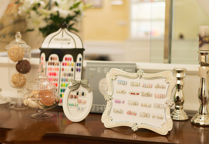 130平米美甲沙龍店裝修設(shè)計效果圖