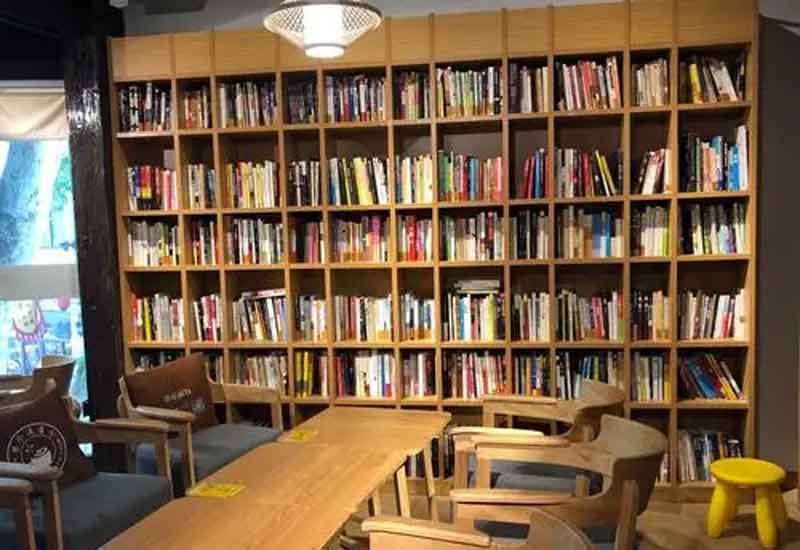 　　在快節(jié)奏的現(xiàn)代生活中，書店不僅是售賣書籍的場所，更是人們心靈棲息的港灣。對于鄭州的書店而言，如何通過裝修設計營造濃郁的書香氛圍，打造舒適宜人的閱讀區(qū)，成為吸引讀者、提升競爭力的關鍵。接下來，就從多個維度為你解析鄭州書店營造書香氛圍與舒適閱讀區(qū)的設計方案。  　　1、整體布局規(guī)劃：打造流暢閱讀動線  　　合理的整體布局是營造良好閱讀體驗的基礎。鄭州書店在設計時，可采用開放式與半開放式相結(jié)合的布局。將暢銷書、熱門書籍放置在入口顯眼位置，吸引讀者目光;按照文學、社科、兒童等不同類別劃分書籍陳列區(qū)域，每個區(qū)域設置清晰的指示牌。同時，在各個區(qū)域間留出寬敞的通道，避免擁擠雜亂，形成流暢的閱讀動線。此外，可設置獨立的文創(chuàng)產(chǎn)品區(qū)、咖啡休閑區(qū)，與書籍陳列區(qū)相互呼應，既豐富書店業(yè)態(tài)，又能引導讀者自然穿梭于不同空間，延長停留時間。  　　2、色彩與燈光設計：烘托靜謐書香氛圍  　　色彩和燈光對書店氛圍的營造起著至關重要的作用。在色彩選擇上，應以沉穩(wěn)、寧靜的色調(diào)為主，墻面可選用米白色、淺灰色等淡雅色彩，搭配木質(zhì)書架的暖棕色，營造出溫馨而不失莊重的氛圍。燈光設計則需兼顧功能性與氛圍營造，采用柔和的暖光作為基礎照明，均勻照亮整個書店空間;在書架區(qū)域設置局部射燈，突出書籍陳列，方便讀者查找;閱讀區(qū)的燈光要更加柔和，可使用臺燈、落地燈等，避免強光直射，為讀者打造靜謐舒適的閱讀環(huán)境，讓讀者沉浸在書香之中。  　　3、閱讀區(qū)細節(jié)設計：提升舒適閱讀體驗  　　舒適的閱讀區(qū)是書店留住讀者的核心。閱讀區(qū)的座椅選擇至關重要，應采用符合人體工程學的沙發(fā)、靠椅，搭配柔軟的坐墊和靠枕，確保讀者長時間閱讀不易產(chǎn)生疲勞感。閱讀桌椅的高度要合理搭配，桌面寬敞，方便讀者放置書籍和飲品。同時，在閱讀區(qū)設置充足的電源插座和 USB 接口，滿足讀者電子設備充電需求。此外，閱讀區(qū)的隔音設計也不容忽視，可采用吸音材料裝飾墻面和天花板，減少外界噪音干擾，為讀者提供安靜的閱讀空間。  　　4、文化元素融入：強化書店獨特氣質(zhì)  　　融入豐富的文化元素能讓書店更具辨識度和吸引力。鄭州有著深厚的歷史文化底蘊，書店可將本地文化特色融入裝修設計中。例如，在墻面裝飾上展示鄭州的歷史建筑、文化名人等圖片或繪畫;設置本土文化書籍專區(qū)，陳列與鄭州相關的歷史、民俗、藝術等書籍;還可定期舉辦與鄭州文化相關的講座、讀書分享會等活動，讓書店成為傳播本土文化的平臺。此外，通過擺放藝術擺件、懸掛書法作品等方式，提升書店的文化品味，強化其獨特氣質(zhì)，讓讀者在閱讀之余，也能感受到文化的熏陶。  　　鄭州書店通過科學的整體布局規(guī)劃、巧妙的色彩燈光設計、貼心的閱讀區(qū)細節(jié)處理以及豐富的文化元素融入，能夠成功營造出濃厚的書香氛圍與舒適的閱讀區(qū)。這樣的設計不僅能滿足讀者對高品質(zhì)閱讀環(huán)境的需求，還能讓書店成為城市文化的重要載體，吸引更多讀者走進書店，享受閱讀的樂趣，為鄭州的文化建設與發(fā)展貢獻力量。