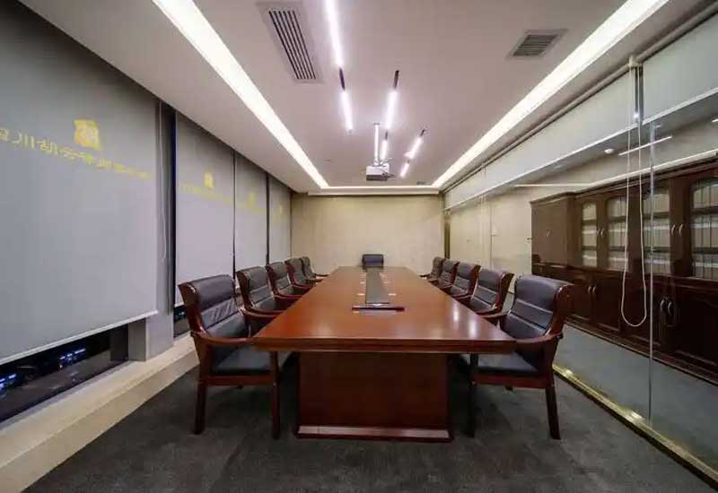 鄭州律師事務所裝修如何營造專業(yè)感？胡桃木+黃銅 