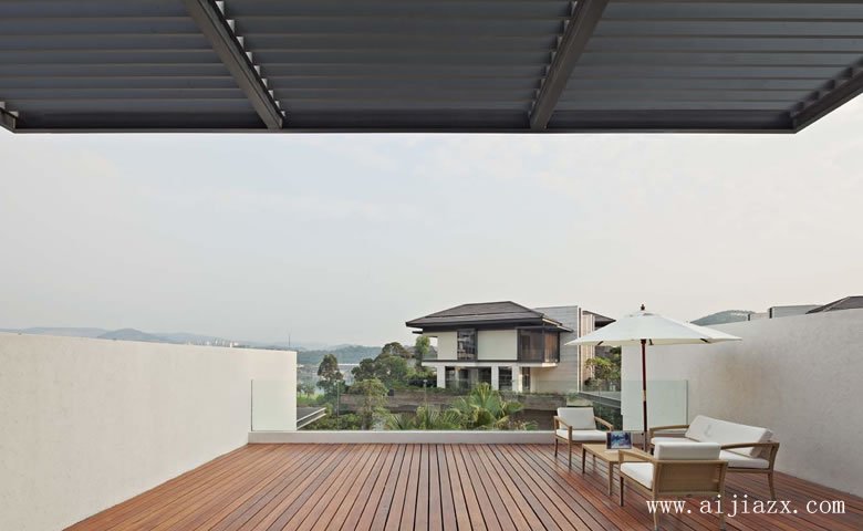  簡單大方的現(xiàn)代風(fēng)格別墅陽臺(tái)裝修效果圖