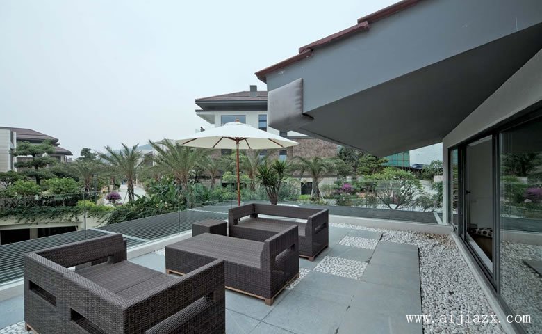 大方實用的現(xiàn)代簡約風(fēng)格家裝陽臺裝修效果圖